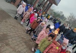 Dzieci stoją przed teatrem