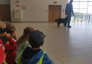 Dzieci obserwują prace psa stażnika