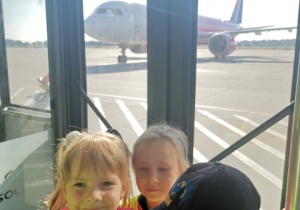 dzieci na lotnisku
