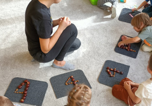 Dzieci układają kształty z darów jesieni