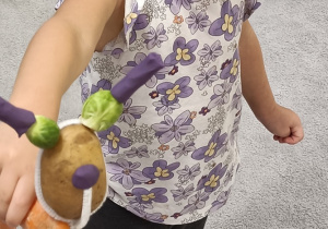 Dziecko ze swoim ziemniakiem cudakiem