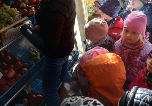 Dzieci robią zakupy w warzywniaku