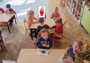 dzieci wyklejają plasteliną kontury owoców jesieni
