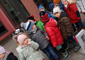 Dzieci stoją przed teatrem muzycznym