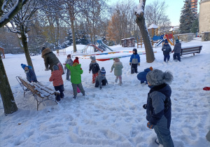 dzieci bawią się na śniegu