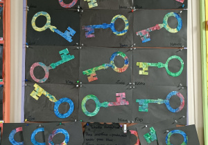 prace plastyczne dzieci- kolorowe klucze na czarnym tle