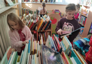 Dziewczynki poszukują ciekawej książki