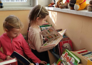 Dziewczynki czytają książki