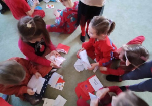 Dzieci oglądają swoje listy