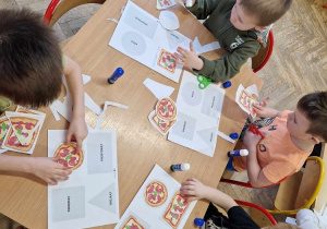 Dzieci wycinają pizzę o różnych kształtach