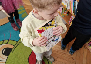 Chłopiec ogląda ksiązkę