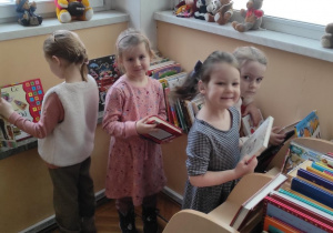 Dzieci oglądają książeczki