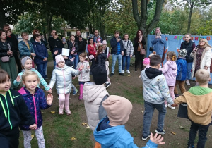 Dzieci z grupy Motylków przedstawiają taniec do jesiennej piosenki, tańczą w parach.