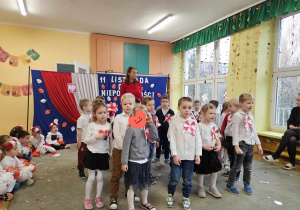 Dzieci z grupy "Pszczółek" śpiewają piosenkę i ilustrują ją ruchem.