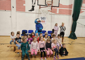 Na zdjęciu dzieci z grupy Stokrotki razem z maskotką Turnieju