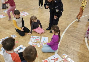 Dzieci przyporządkowują obrazki wg polecenia