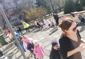 W pociągu dzieci idą i śpiewają piosenkę.