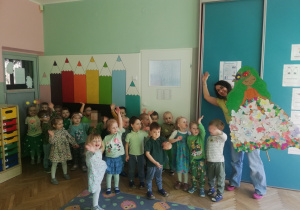 Dzieci z grupy Skrzaty prezentują zielone stroje i swoją Panią Wiosnę
