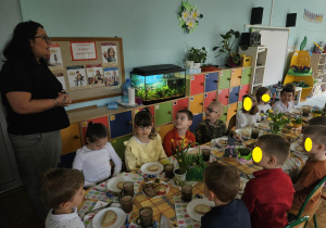 Pani Dyrektor składa dzieciom świąteczne życzenia.