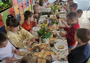 Dzieci jedzą śniadanie.