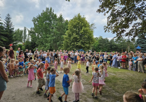 Grupa Misie tańczy w kole.
