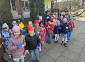 Dzieci pozują w rękawiczkach jednorazowych, są gotowe do działania.