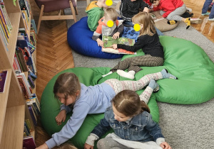 Dzieci oglądają i czytają książki,