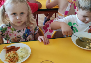 Chłopiec i dziewczynka jedzą obiad