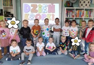 Dzieci stoją pozując do zdjęcia grupowego