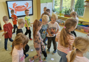 Dzieci wyszukuja kropek z odpowiednią cyfrą