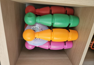 Ukryta w sali kolorowa kropeczka schowana za kręglami