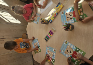 Dzieci wyklejają misie plasteliną