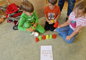 Dzieci budują wieżę według kodu zapisanego za pomocą emotikon