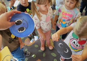 Dzieci pokazują znalezione w sali sylwety kropek.