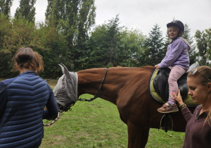 Dziewczynka jeździ na koniu