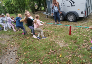 dzieci przeciągają linę