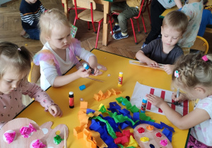 Dzieci wykonują pracę plastyczną