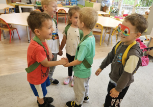 Grupa dzieci bawi się.