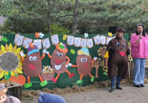 Pani Dyrektor i "Ziemniaczek" osoba w stroju ziemniaka witają gości na pikniku