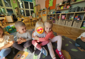Dziewczynka przytula koleżankę