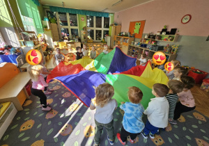 Dzieci bawią się chustą animacyjną