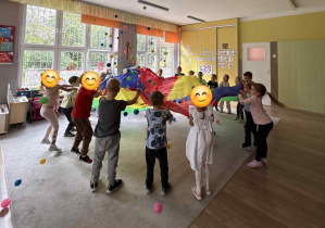 Dzieci bawią się chustą animacyjną