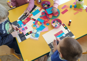 Dzieci z figur geometrycznych wyklejają samochody