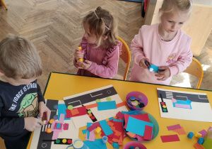 Dzieci tworzą kompozycję z figur geometrycznych - Ulica