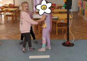 Dziewczynki przechodzą przez "zebrę"