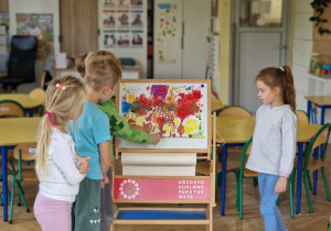 Dzieci prezentują swój obraz jesieni przed resztą grupy
