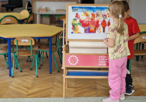 Dzieci prezentują swój obraz jesieni przed resztą grupy