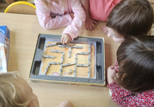 Dzieci grają w grę.