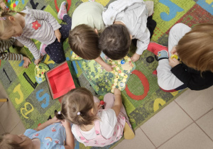 Dzieci ustawiają grzybki na planszy.