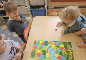 Chłopiec rzuca kostką.